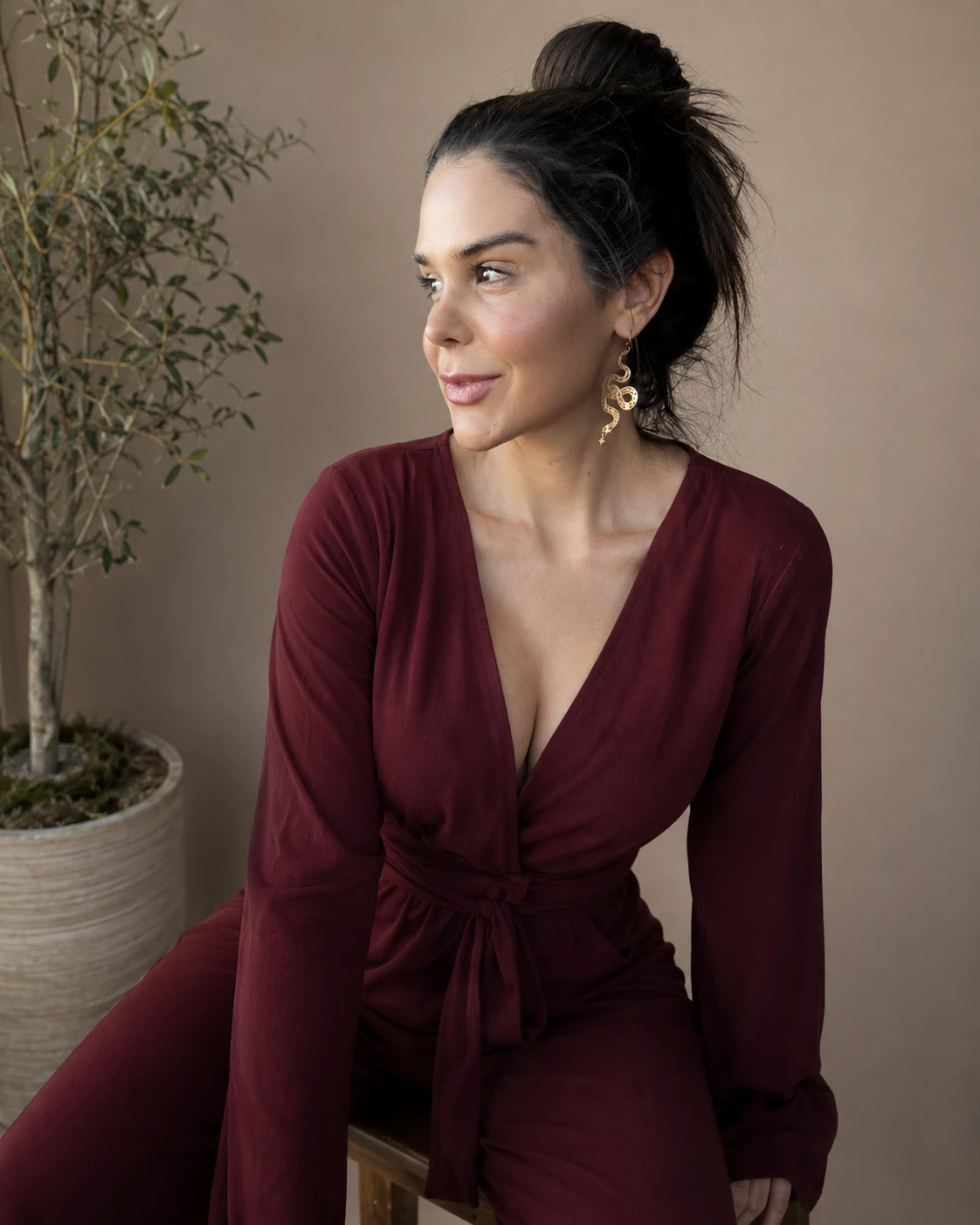Renata Flores, terapeuta somática, sentada em um ambiente claro